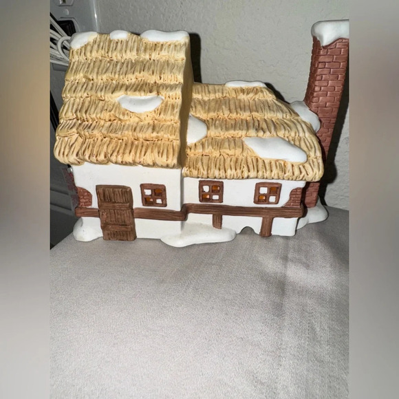 Seymour Mann Christmas Carol Collectibles Lighted Cratchits House - Picture 4 of 9